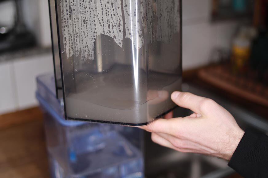 Der Schmutzwassertank der Ecovacs Deebot X1 OMNI Station steht auf dem Boden